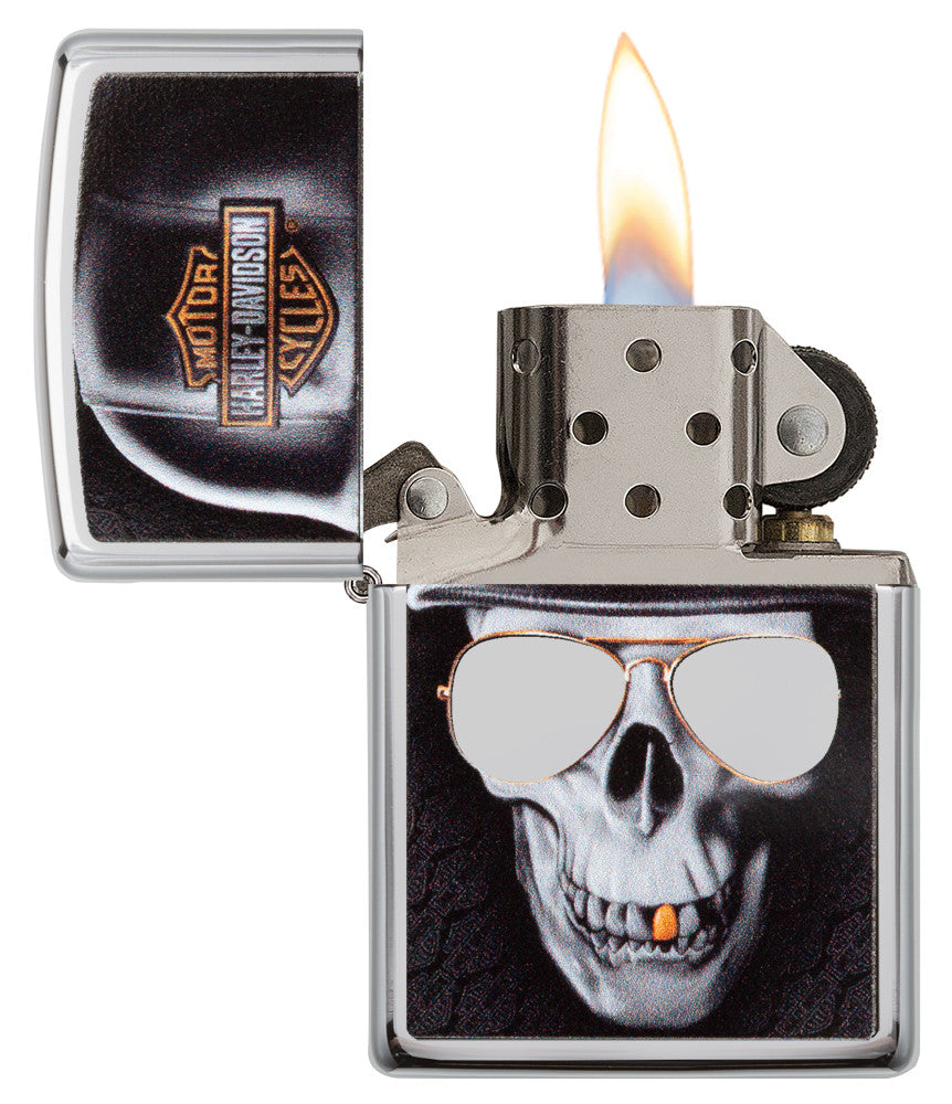 Zippo Feuerzeug chrom Harley Davidson großer Totenkopf mit Helm geöffnet mit Flamme