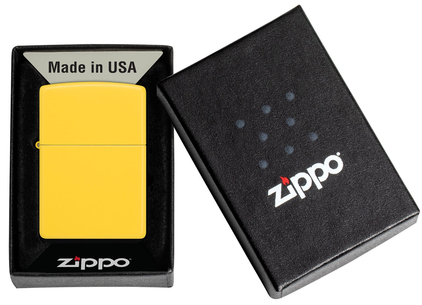 Ein gelbes Zippo-Feuerzeug liegt in einer schwarzen Schachtel mit dem Text "Made in USA" und dem Zippo-Logo auf dem Deckel.