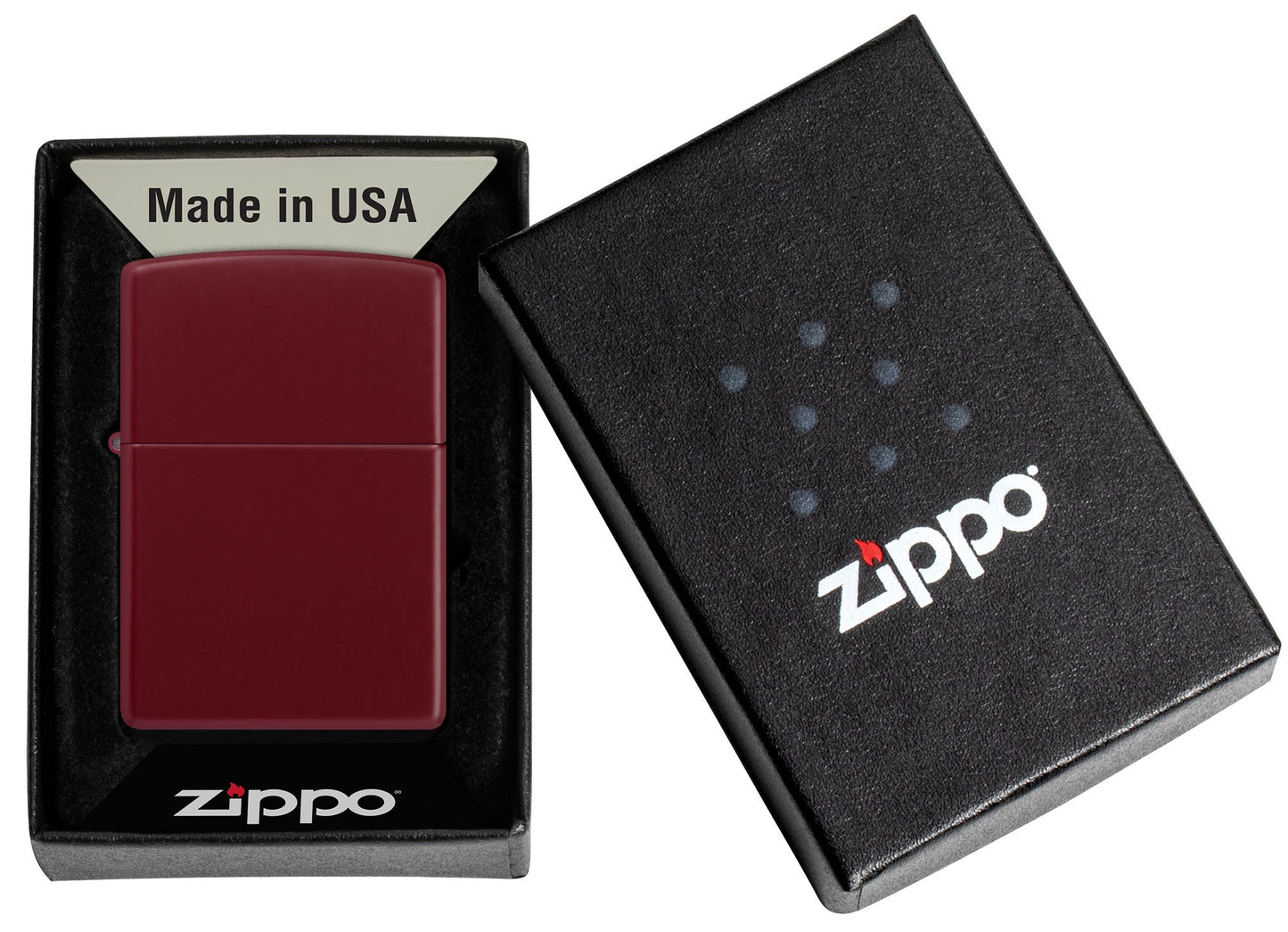 Ein weinrotes Zippo-Feuerzeug liegt in einer offenen schwarzen Schachtel mit der Aufschrift "Made in USA" und "Zippo".