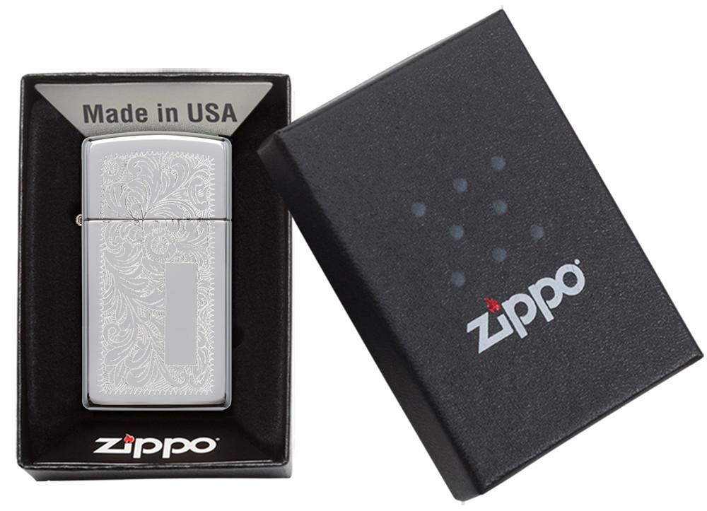 Frontansicht Zippo Feuerzeug Slim Chrome Venezianisches Blumenmuster mit Initialplatte in geöffneter Geschenkverpackung