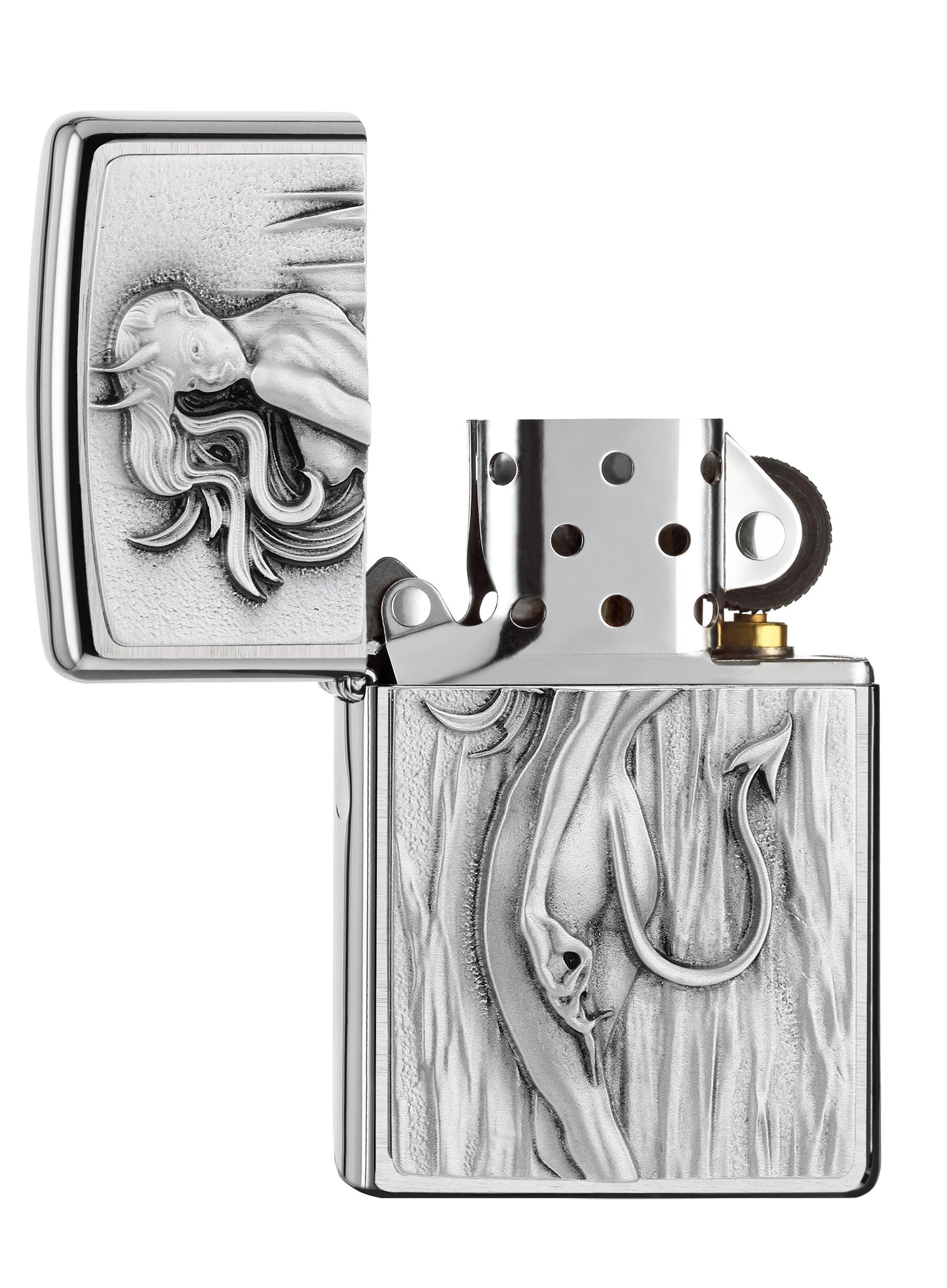 Zippo Feuerzeug Frontansicht ¾ Winkel gebürstetes Chrom geöffnet mit Emblem vom Teufel in Form einer freizügigen Frau mit langen Haaren