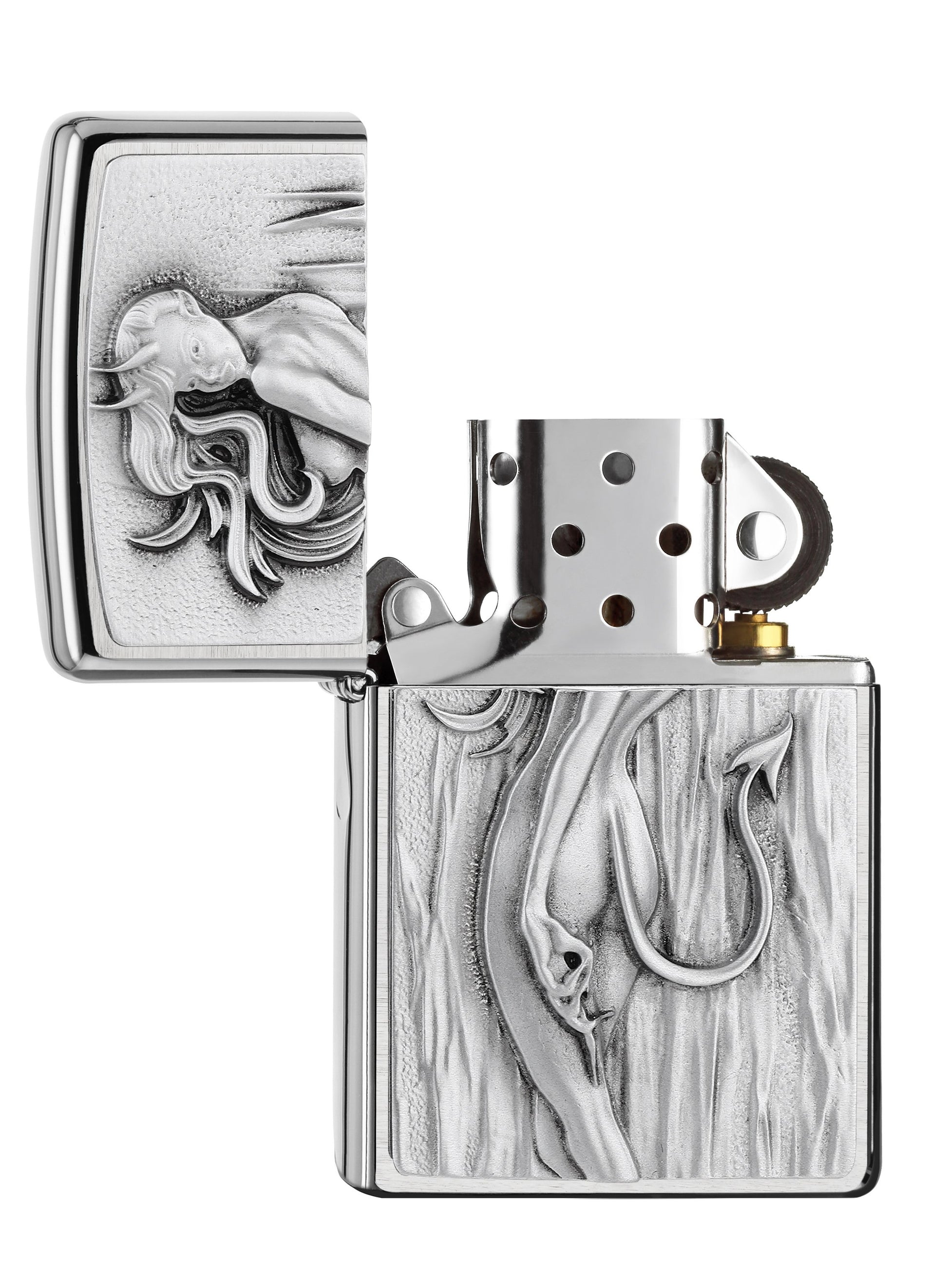 Zippo Feuerzeug Frontansicht ¾ Winkel gebürstetes Chrom geöffnet mit Emblem vom Teufel in Form einer freizügigen Frau mit langen Haaren