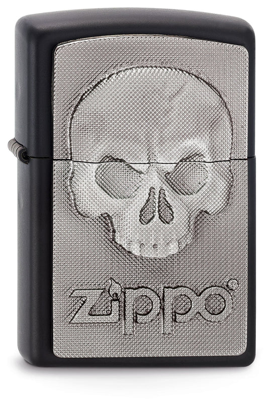 Frontansicht 3/4 Winkel Zippo Feuerzeug schwarz Totenschädel ohne Kiefer mit Zippo Logo darunter Emblem