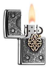 Zippo Feuerzeug chrom keltischer Knoten goldfarben in der Mitte Emblem geöffnet mit Flamme