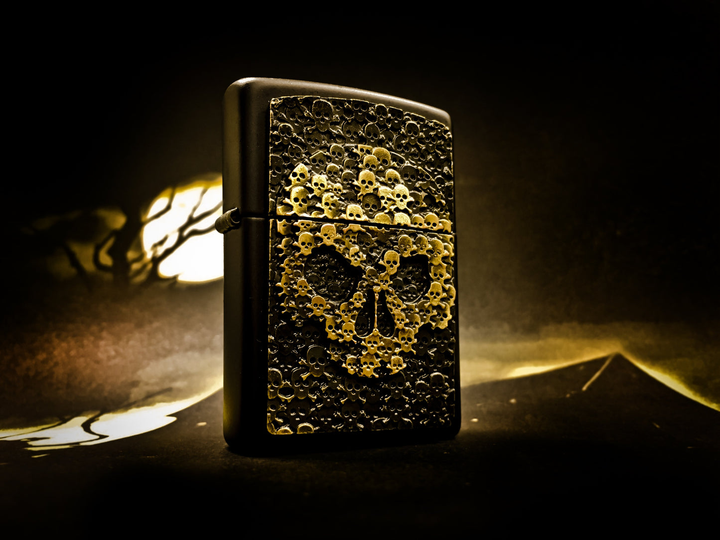 Frontansicht 3/4 Winkel Zippo Feuerzeug schwarz Totenkopf bestehend aus vielen kleinen Totenköpfen Emblem mit illustriertem Hintergrund