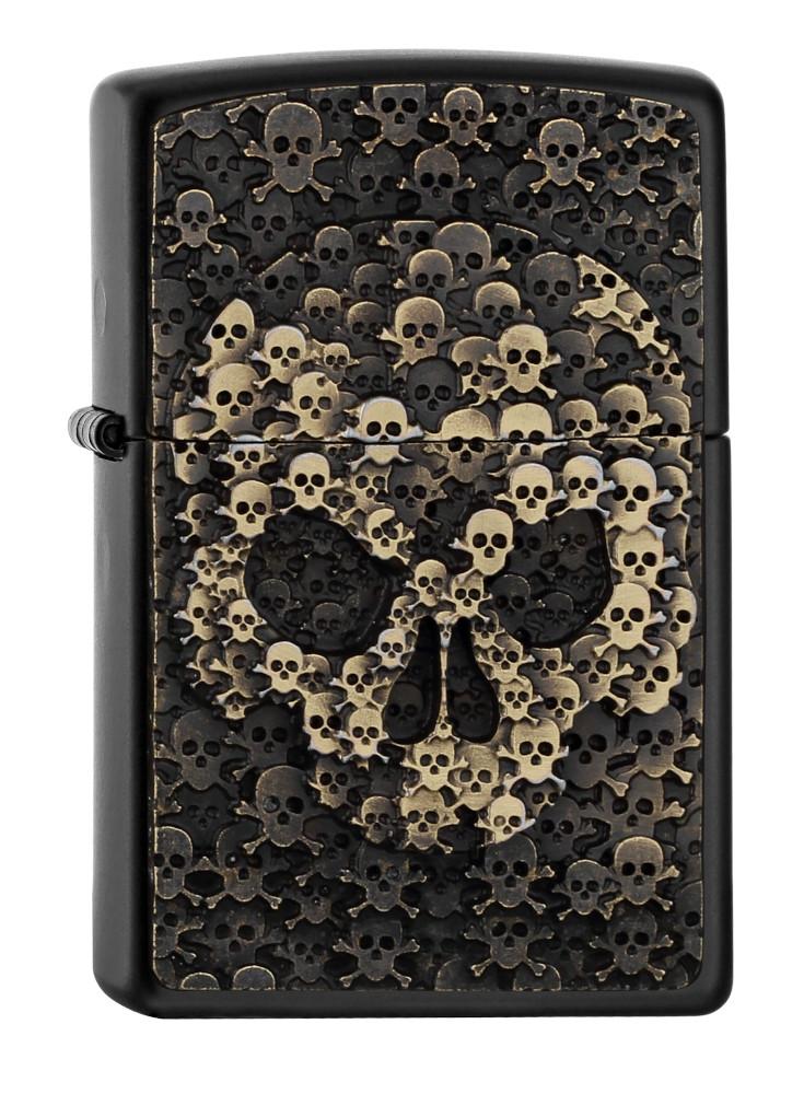 Frontansicht 3/4 Winkel Zippo Feuerzeug schwarz Totenkopf bestehend aus vielen kleinen Totenköpfen Emblem