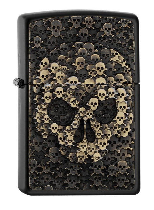 Frontansicht 3/4 Winkel Zippo Feuerzeug schwarz Totenkopf bestehend aus vielen kleinen Totenköpfen Emblem