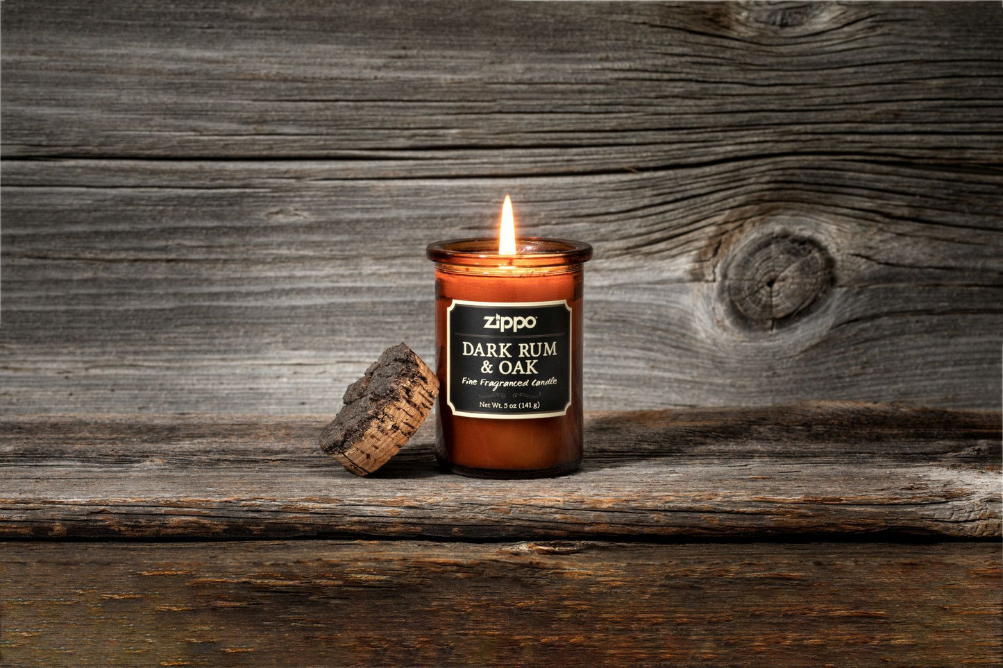 Zippo Kerze Dark Rum und Oak braun mit Deckel aus Kork vor Holzhintergrund