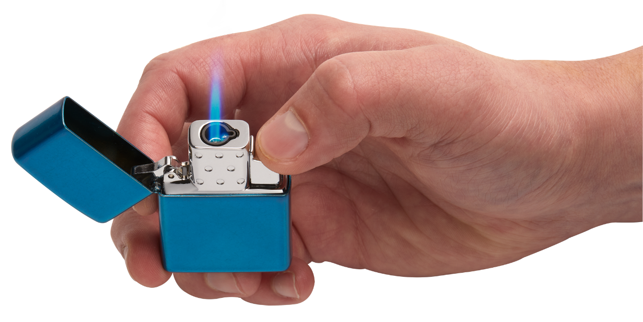 Zippo Einzelbrenner Butangaseinsatz angezündet in Hand gehalten