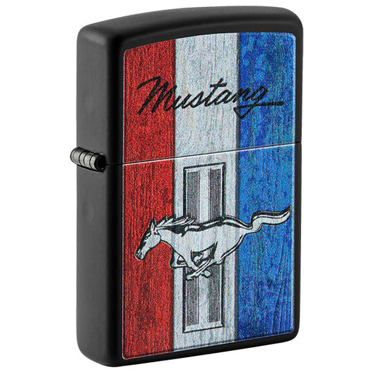 Zippo Feuerzeug Frontansicht ¾ Winkel schwarz matt mit farbiger Abbildung von dem Ford Mustang Logo
