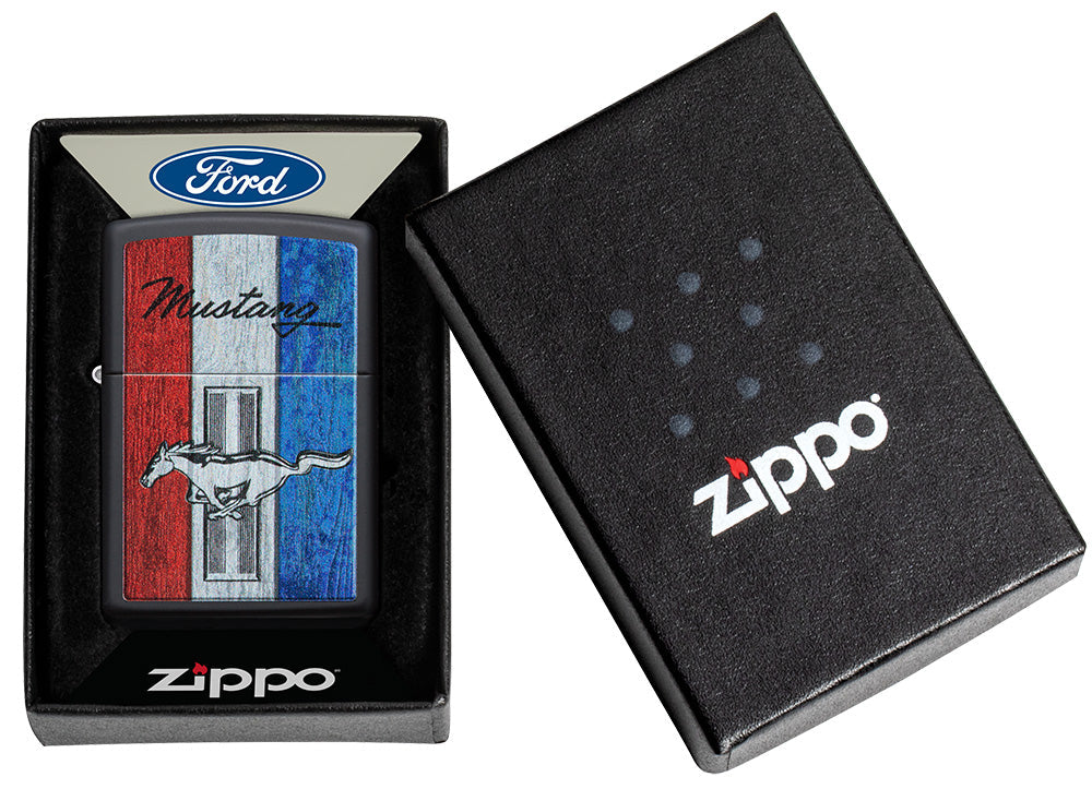 Zippo Feuerzeug Frontansicht schwarz matt mit farbiger Abbildung von dem Ford Mustang Logo in Ford Geschenkverpackung