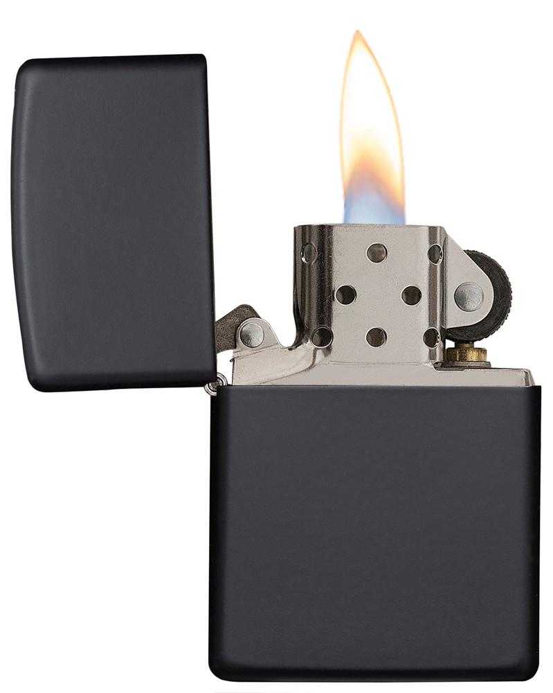 Frontansicht Zippo Feuerzeug Media Chrome Black Matte geöffnet mit Flamme