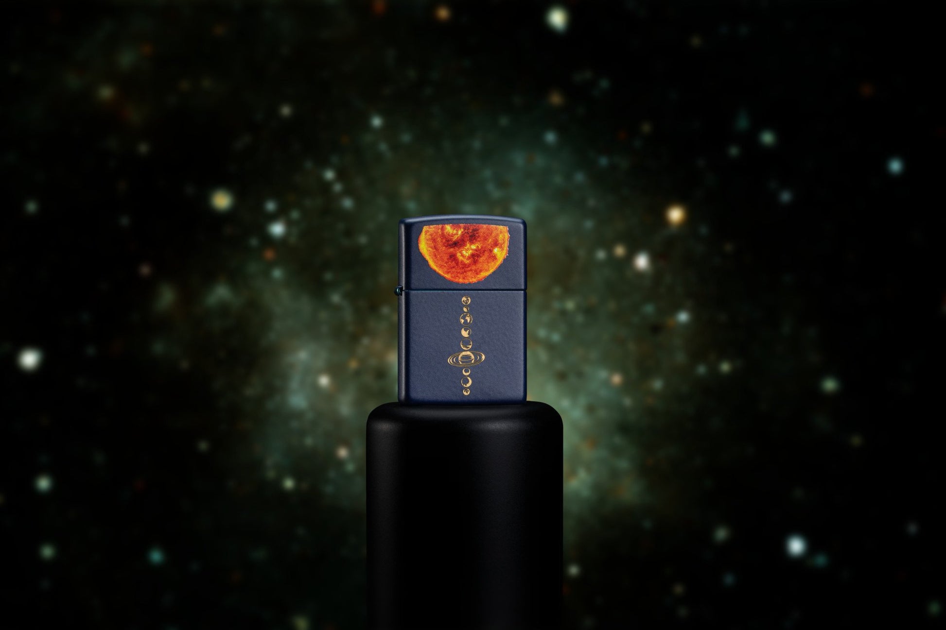Zippo Sturmfeuerzeug Sonnensystem mit explodierender Sonne in dunkler Galaxie