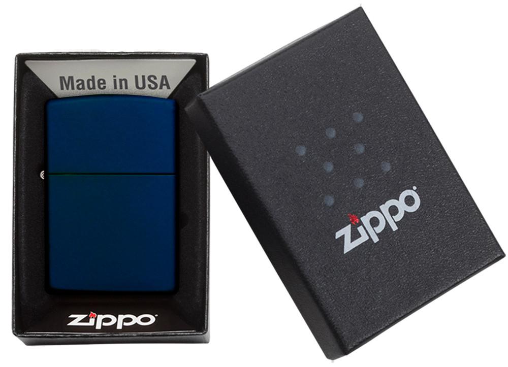Frontansicht Zippo Feuerzeug Navy Blue Matte Basismodell in geöffneter Verpackung