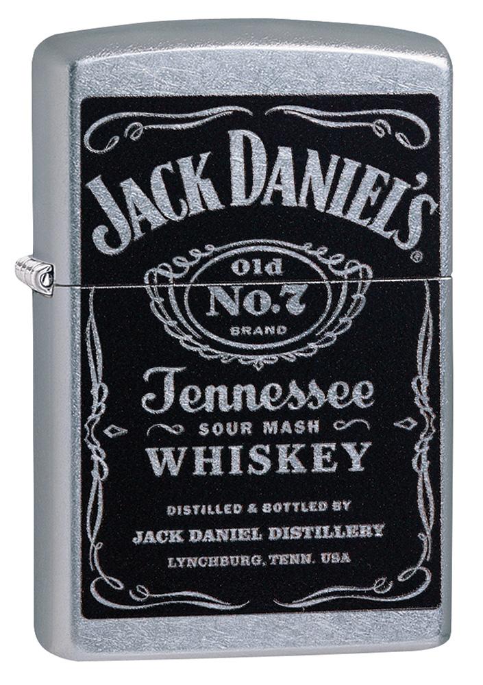 Frontansicht 3/4 Winkel Zippo Feuerzeug chrom mit schwarzem Jack Daniel's Logo