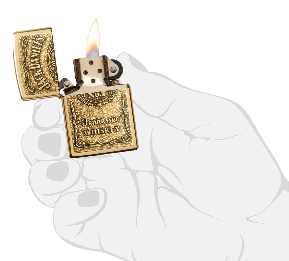 Zippo Feuerzeug Messing Jack Daniel's Logo Emblem geöffnet mit Flamme in stilisierter Hand