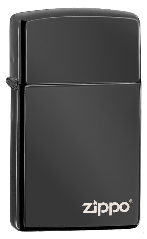 Frontansicht 3/4 Winkel Zippo Feuerzeug Slim High Polish Chrome Basismodell Schwarz mit Zippo Logo