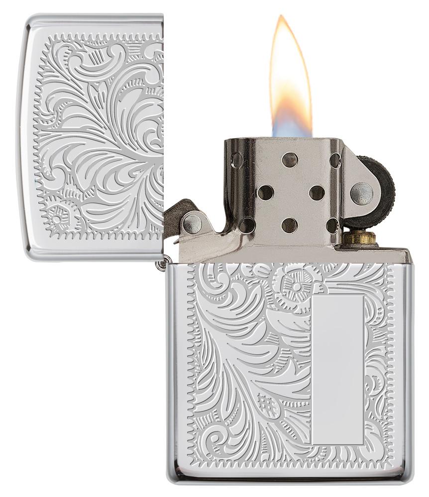 Frontansicht Zippo Feuerzeug High Polish Chrome mit venezianischem Design und Initialplatte geöffnet mit Flamme