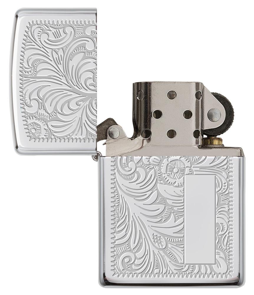 Frontansicht Zippo Feuerzeug High Polish Chrome mit venezianischem Design und Initialplatte geöffnet
