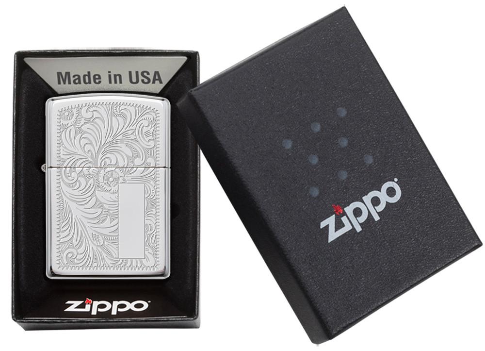 Frontansicht Zippo Feuerzeug High Polish Chrome mit venezianischem Design und Initialplatte in geöffneter Geschenkverpackung