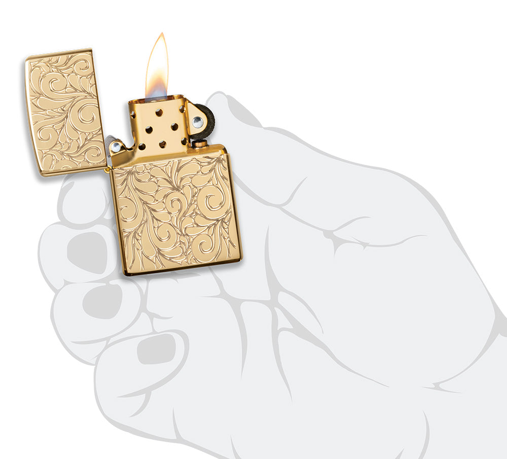 Zippo Feuerzeug Frontansicht Armor® hochglanzpoliertes Messing geöffnet und angezündet mit tief eingravierten verschnörkelten Linien in stilisierter Hand