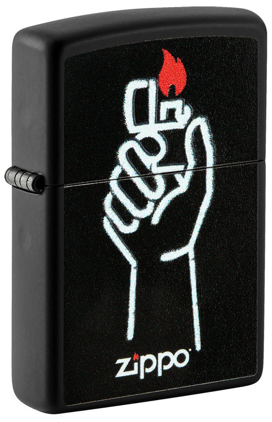 Zippo Feuerzeug Frontansicht ¾ Winkel schwarz matt mit Abbildung von Zippo Feuerzeug in einer Hand und Zippo Logo