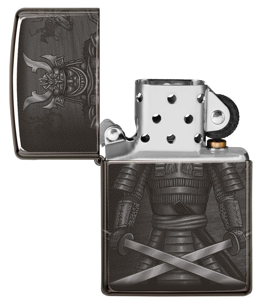 Frontansicht Zippo Feuerzeug Schwarz glänzend mit Krieger der Samurai mit gekreuzten Schwertern geöffnet