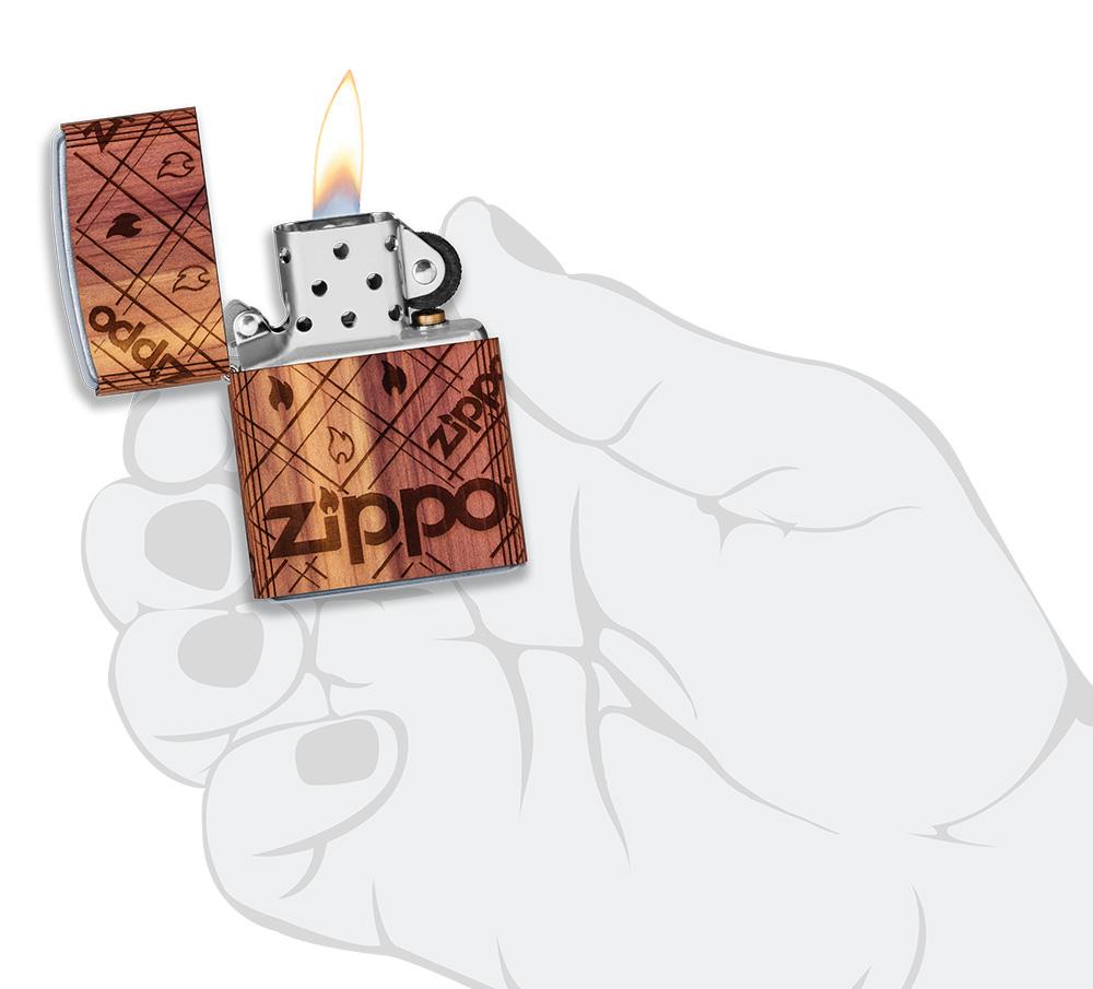 Zippo Feuerzeug chrom Woodchuck Zippo Flame 360° geöffnet mit Flamme in stilisierter Hand