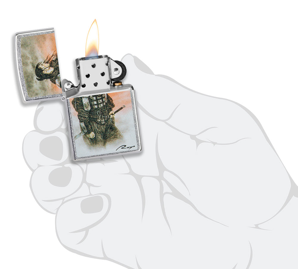 Zippo Feuerzeug Frontansicht Farbabbildung eines asiatischen Kriegers in grüner Kampfausrüstung im Nebel des Sonnenuntergangs geöffnet mit Flamme in stilisierter Hand