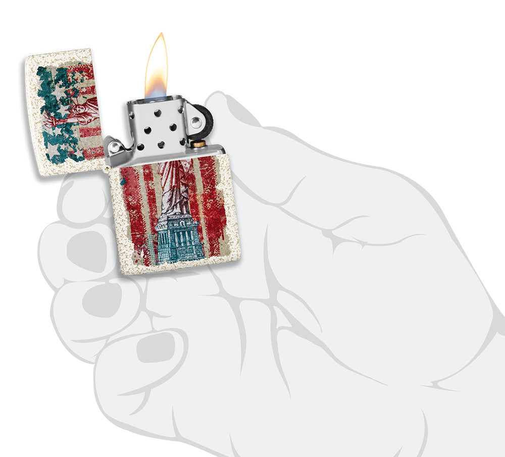 Zippo Feuerzeug Frontansicht Mercury Glass geöffnet und angezündet mit farbiger Abbildung der Freiheitsstatue und amerikanische Flagge im Hintergrund in stilisierter Hand