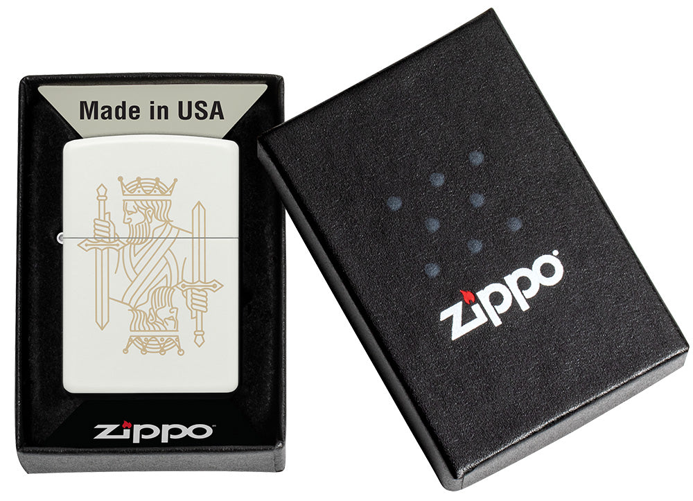 Zippo Feuerzeug mattweiß mit zweiseitiger Lasergravur eines Königs mit Krone sowie Schwert in offener Geschenkschachtel