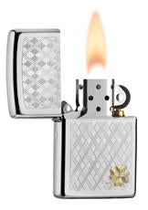 Frontansicht Zippo Feuerzeug chrom eingraviertes Karomuster mit kleinem Kleeblatt in der unteren rechten Ecke geöffnet mit Flamme