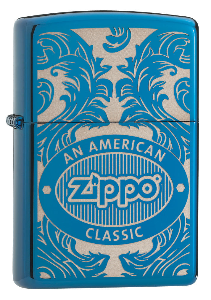 Blaues Zippo-Feuerzeug, Vorderansicht, Dreiviertelansicht, umgeben von einem lasergravierten filigranen Motiv mit dem Zippo-Logo und "an american classic".