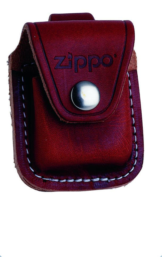 Frontansicht Zippo Lederpouch braun mit Zippo Logo und Druckknopf