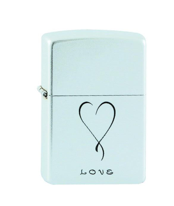 Frontansicht 3/4 Winkel Zippo Feuerzeug chrom mit Herz und Schriftzug Love