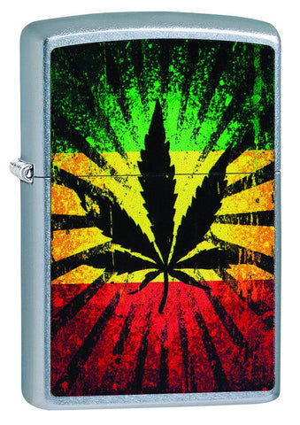Frontansicht 3/4 Winkel Zippo Feuerzeug chrom mit Hanfblatt auf Jamaikafarben Hintergrund