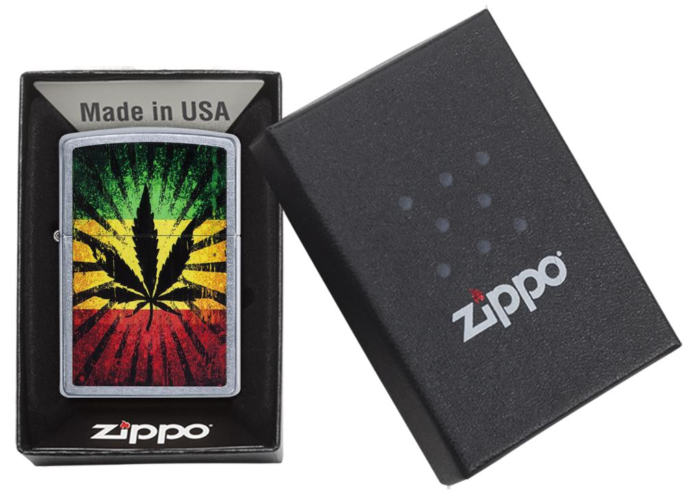 Zippo Feuerzeug chrom mit Hanfblatt auf Jamaikafarben Hintergrund in offener Box