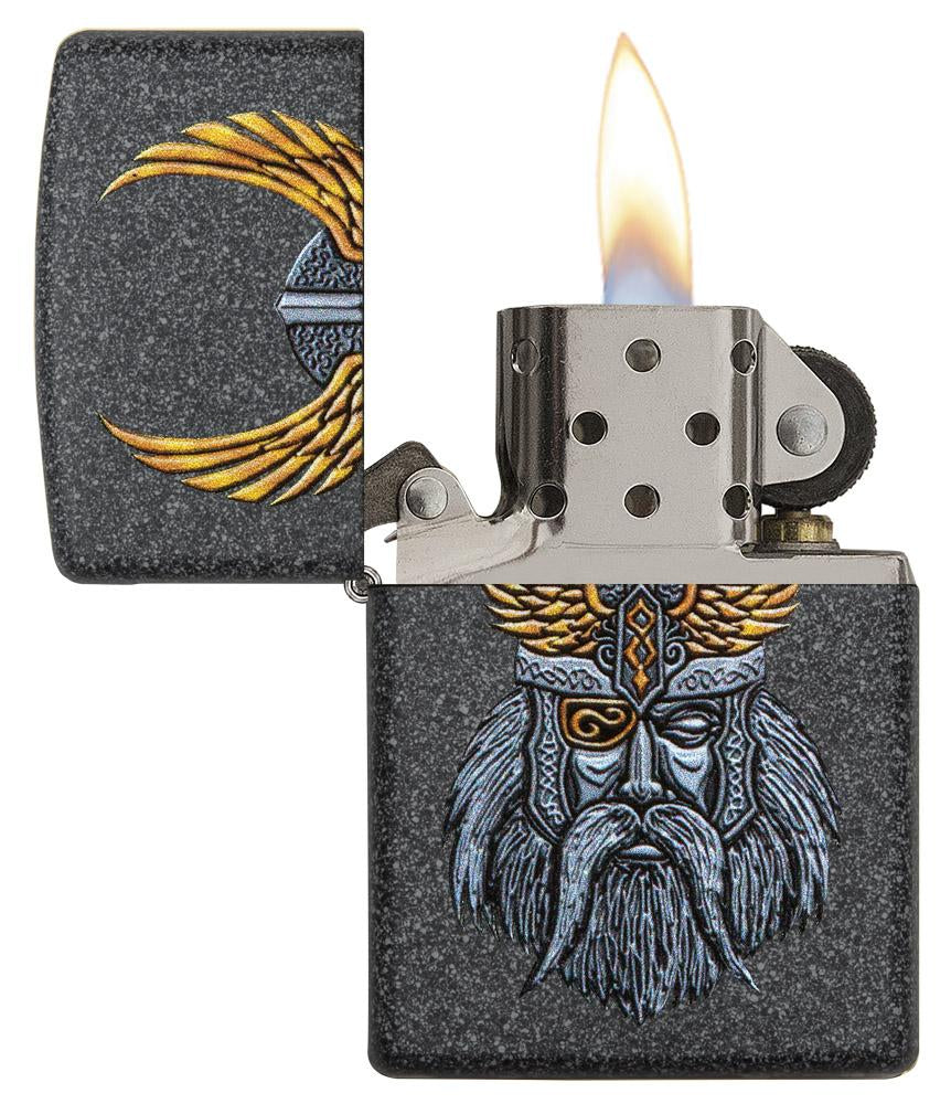 Zippo Feuerzeug grau mit dem Kopf von Göttervater Odin geöffnet mit Flamme