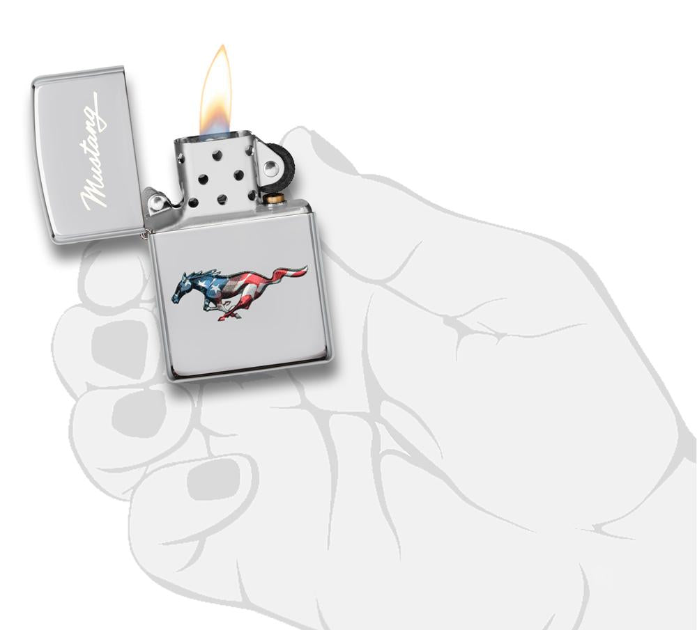 Zippo Feuerzeug Chrom Mustang Pferd in Farben der US Flagge geöffnet mit Flamme in stilisierter Hand