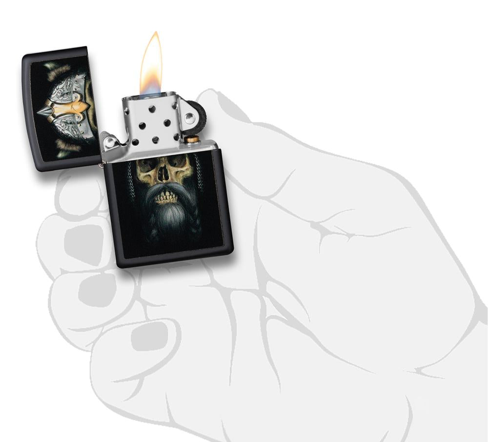 Zippo Feuerzeug schwarz Wikinger Totenkopf mit Bart und Helm geöffnet mit Flamme in stilisierter Hand