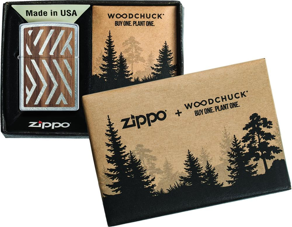 Zippo Woodchuck mit Linienmuster in offener Geschenkbox