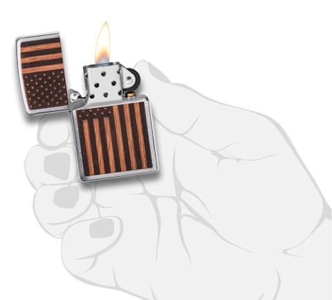 Zippo Woodchuck mit amerikanischer Flagge geöffnet mit Flamme in stilisierter Hand