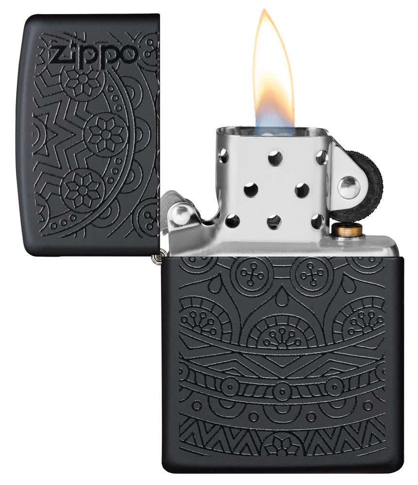 Zippo Feuerzeug schwarz mit Mandalamuster geöffnet mit Flamme