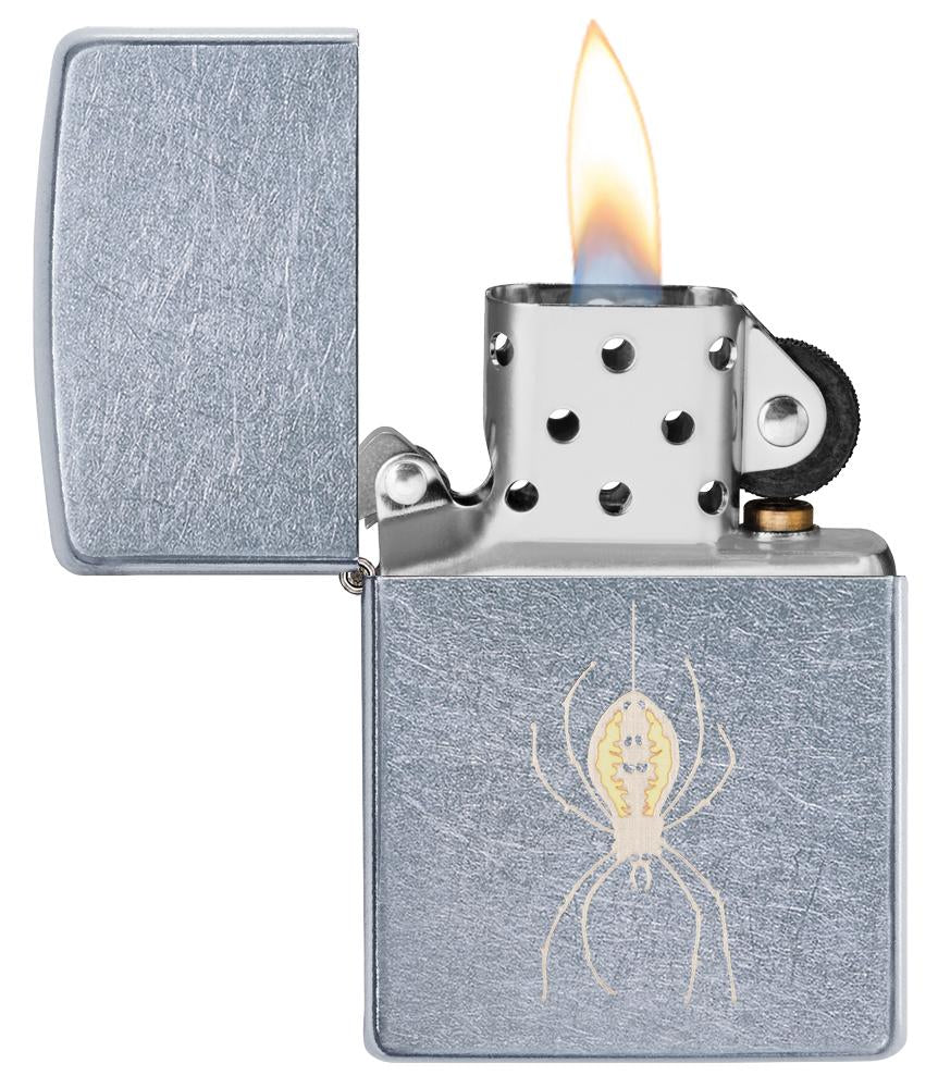 Zippo Feuerzeug chrom mit Spinne an Faden geöffnet mit Flamme