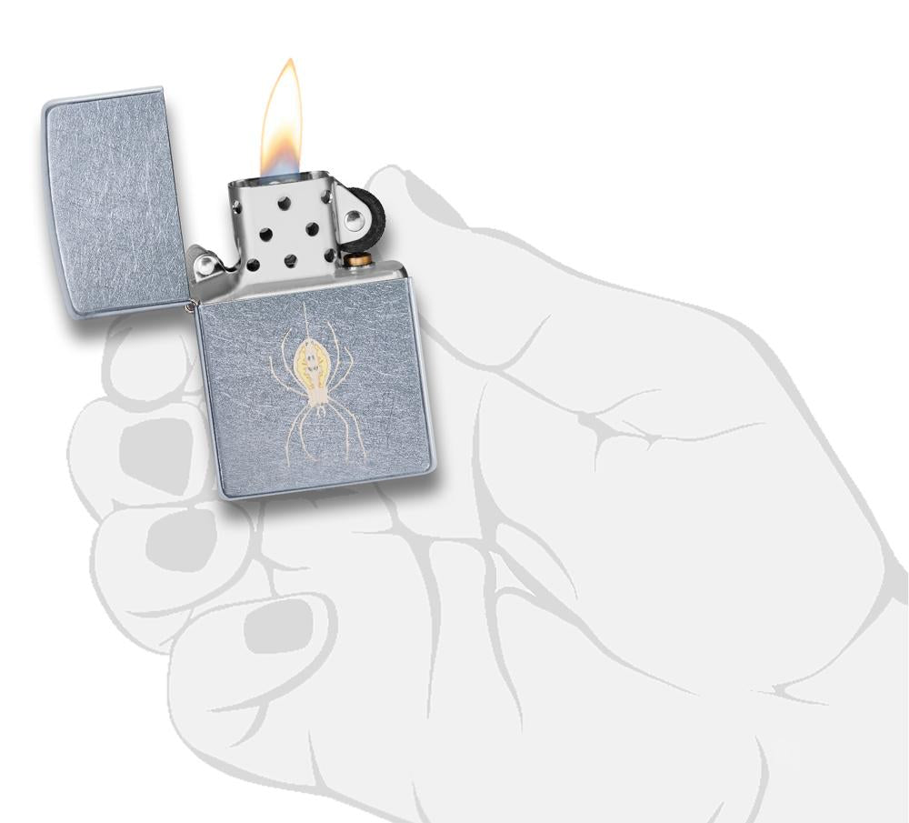 Zippo Feuerzeug chrom mit Spinne an Faden geöffnet mit Flamme in stilisierter Hand