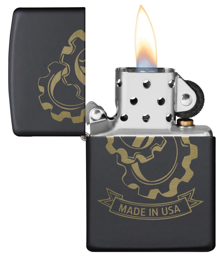 Zippo Feuerzeug Frontansicht schwarz matt geöffnet und angezündet mit verschlungenen Zahnrädern und "Made in USA" Schriftzug eingraviert