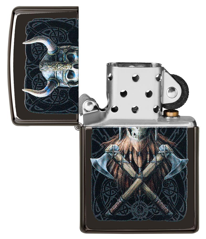 Zippo Feuerzeug Frontansicht Hochglanz schwarz geöffnet mit Wikinger Totenkopf Abbildung, überkreuzten Äxten und schwarzen Schnörkeln im Hintergrund
