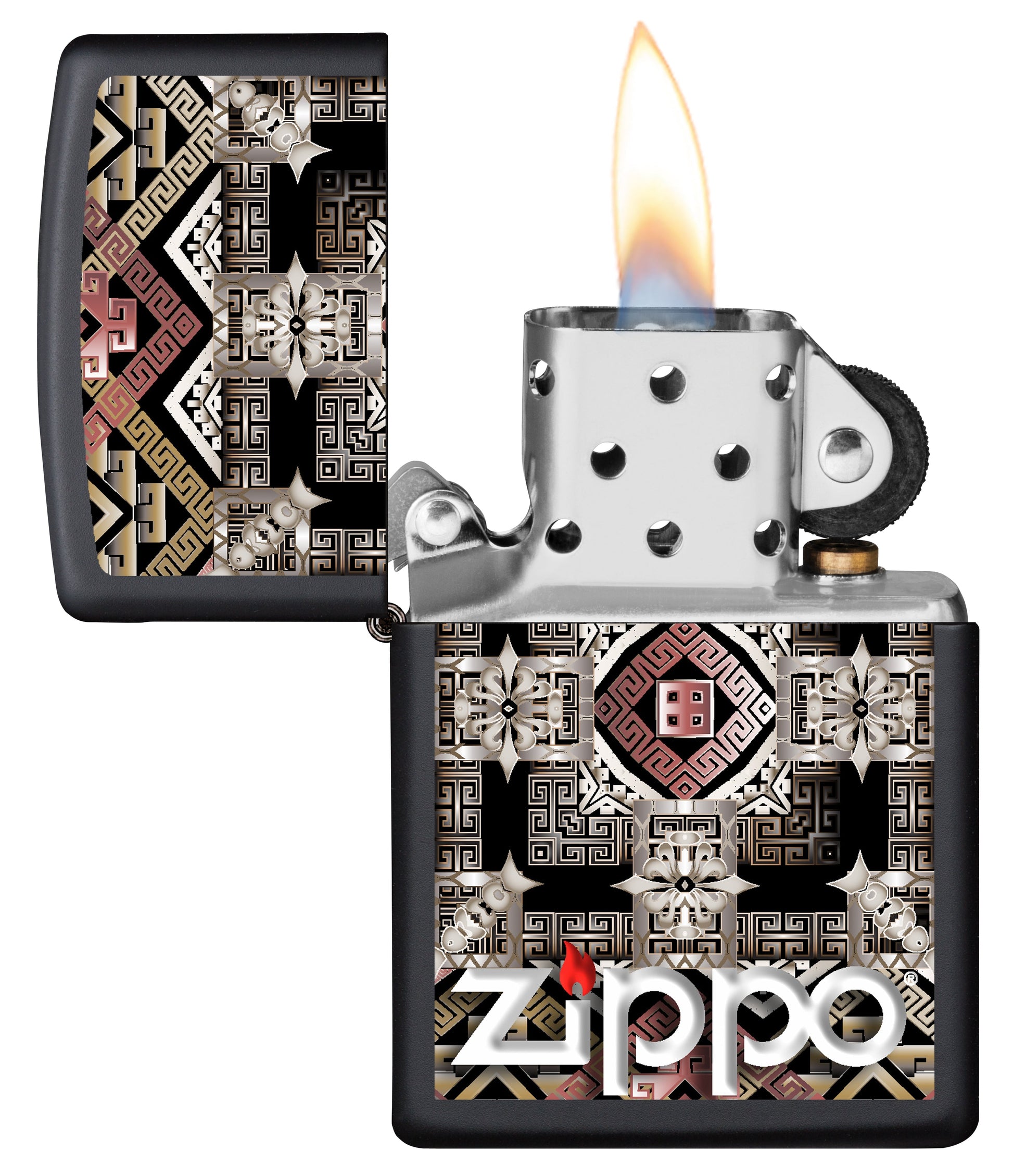 Vue de face du briquet tempête Zippo Tribal Design ouvert, avec flamme