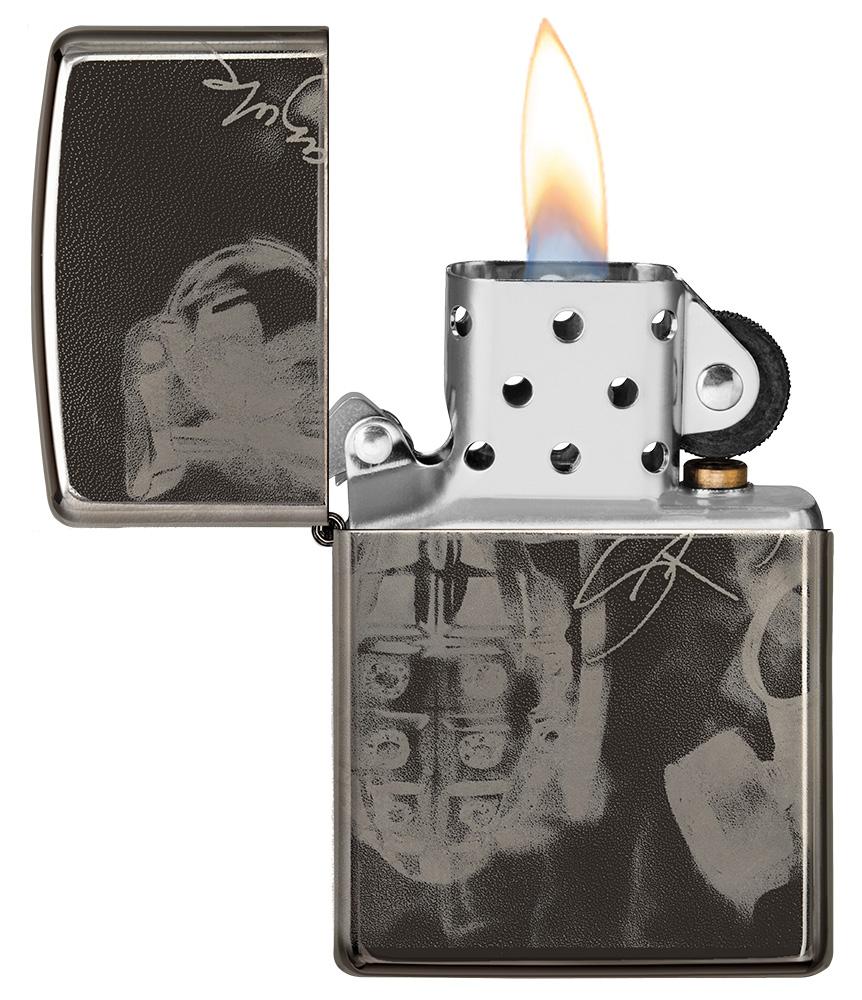 Frontansicht Zippo Feuerzeug High Polish Schwarz mit Design des Künstlers Spazuk geöffnet mit Flamme