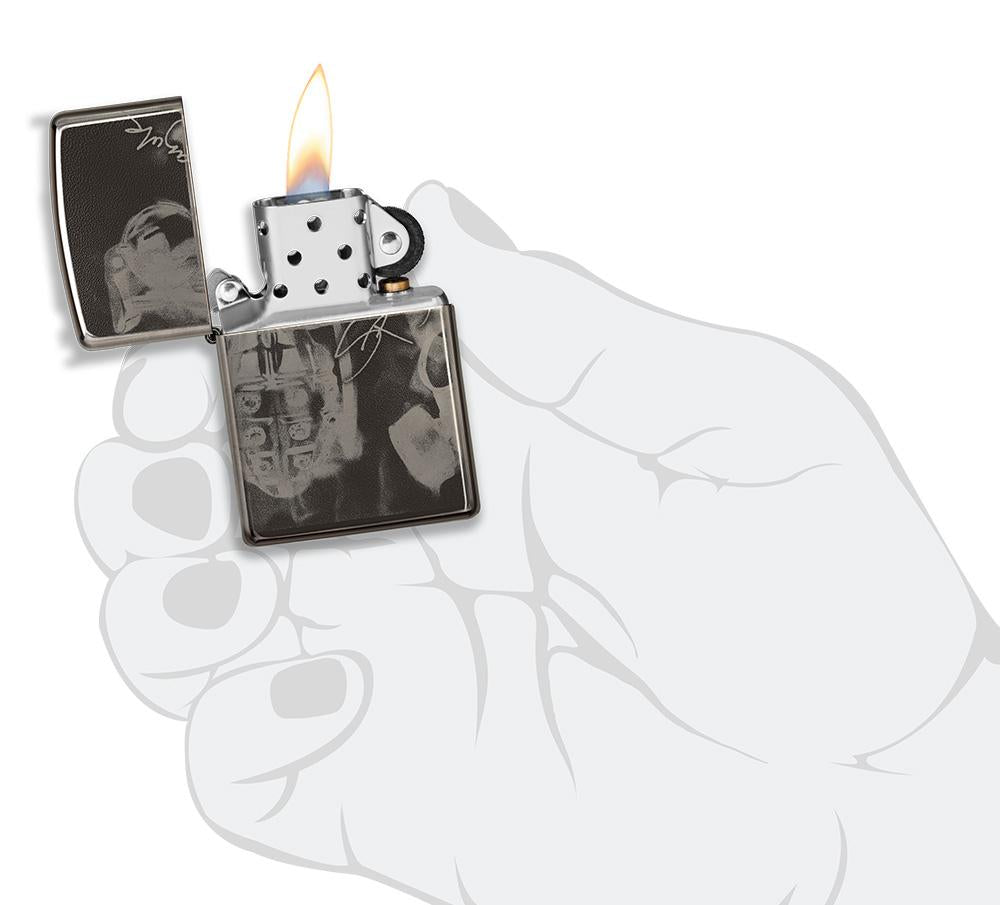 Frontansicht Zippo Feuerzeug High Polish Schwarz mit Design des Künstlers Spazuk geöffnet mit Flamme in stilisierter Hand
